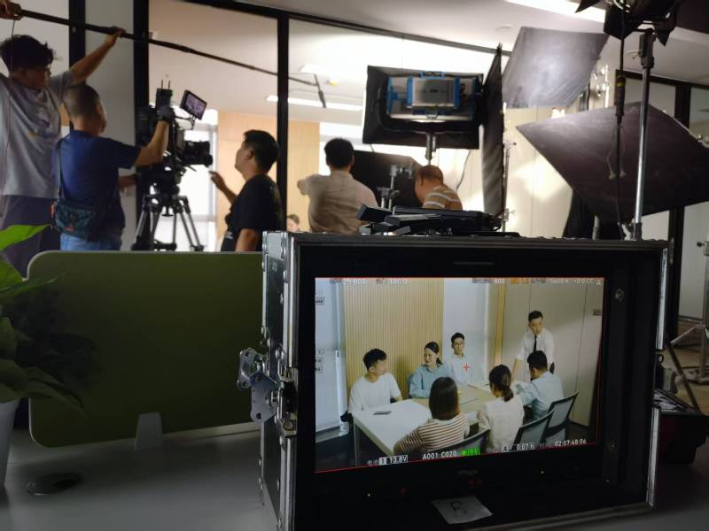 盐山县TVC拍摄公司：科技产品视觉化大师，诠释未来感与功能美学